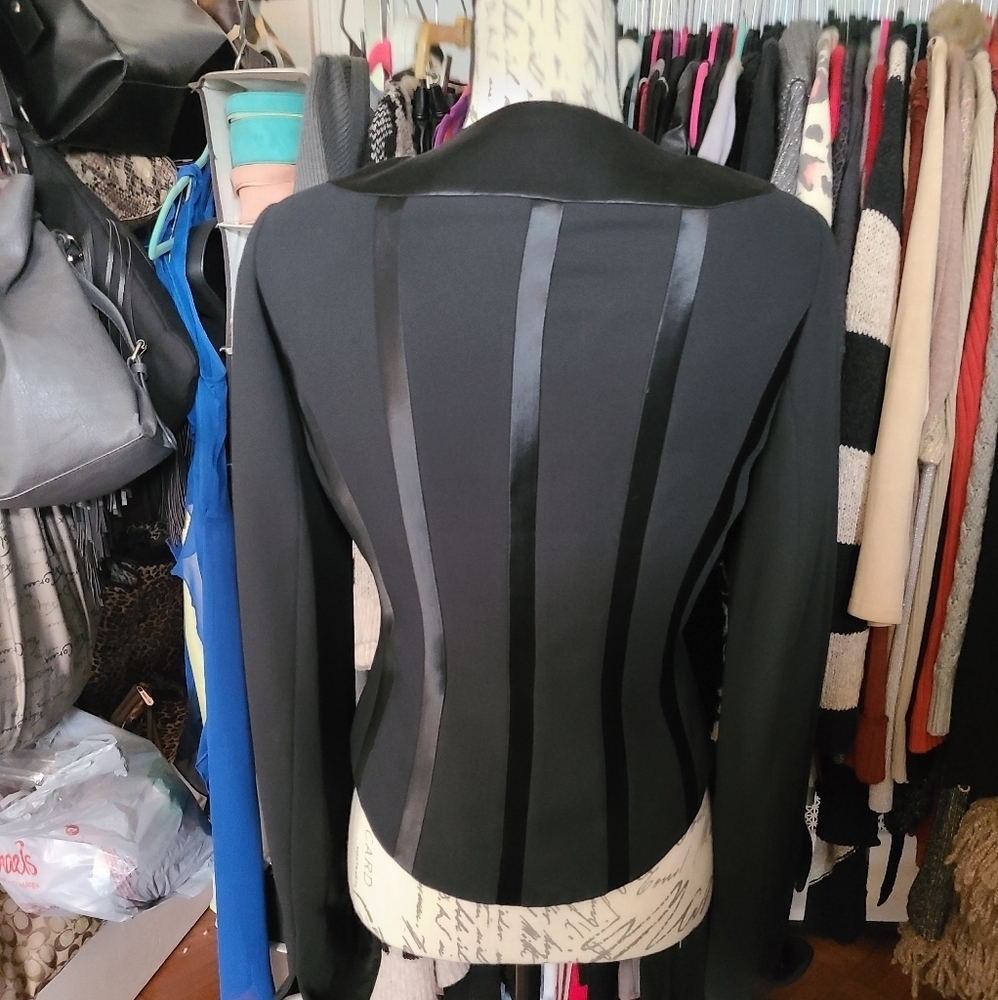 Jacket top never worn. Hp🔥🔥 - Picture 7 of 9